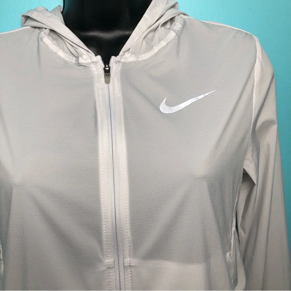 ⭐️NEW⭐️ Nike Shield Crop Running Jacket Women - Picture 2 of 14